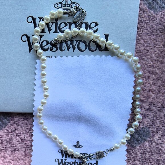 Women's Safety Pin Bas Relief Pearl Choker Necklace - Picture 4 of 6